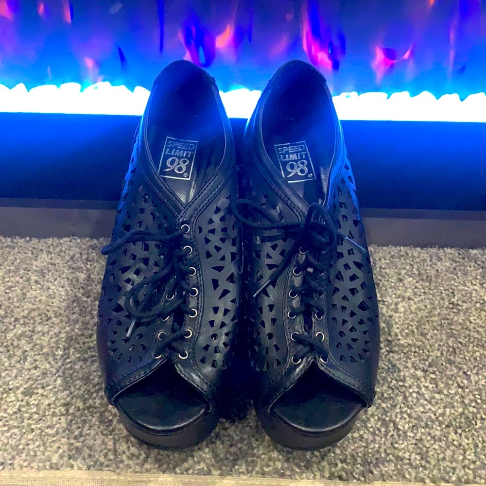 Black Wedges